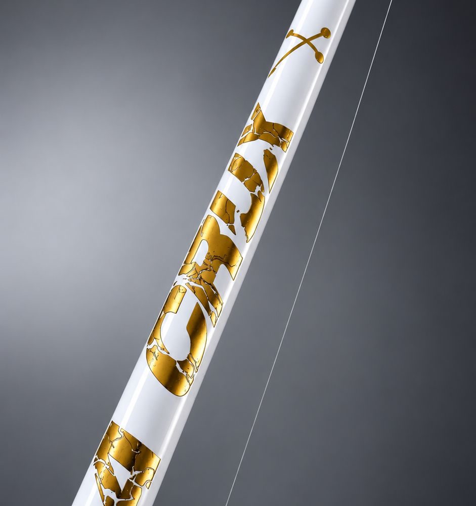 Dettaglio della canna da pesca Veret La Crux 200 bianca con scritte dorate in effetto foglia d'oro e finitura lucida.